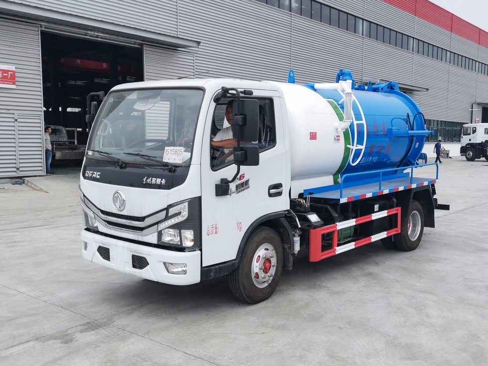 齊東方牌CLD5070GXWEQ6型吸污車