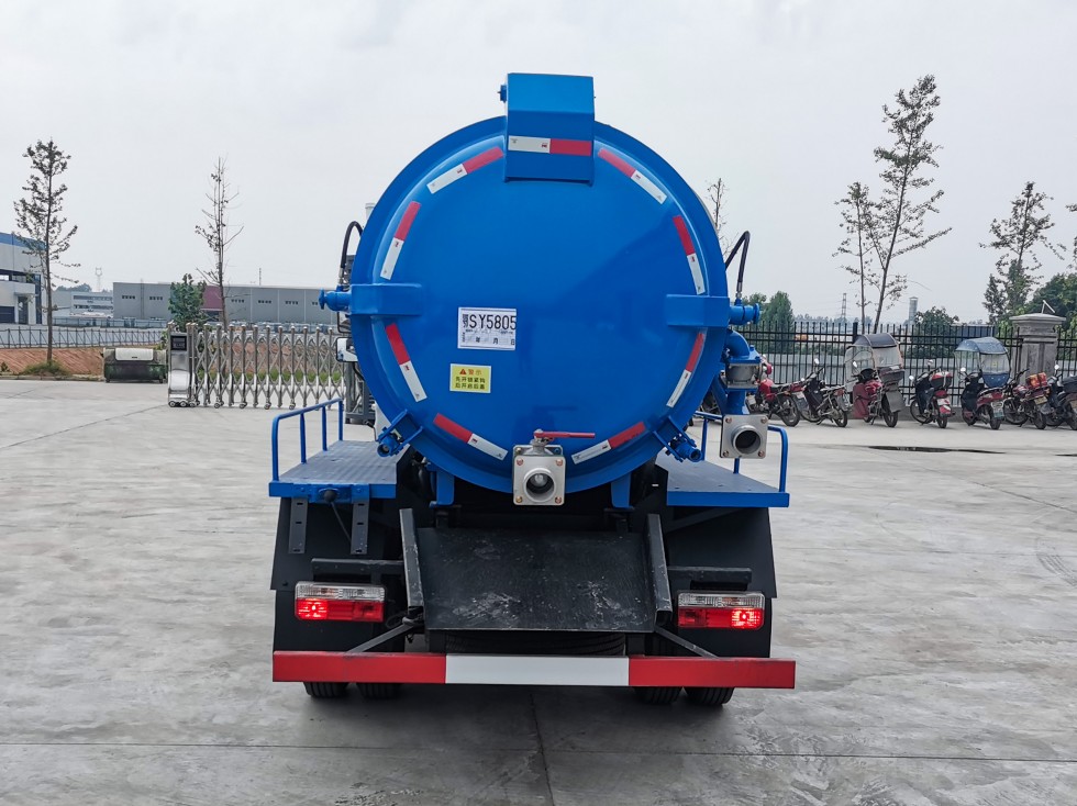 齊東方牌CLD5070GXWEQ6型吸污車